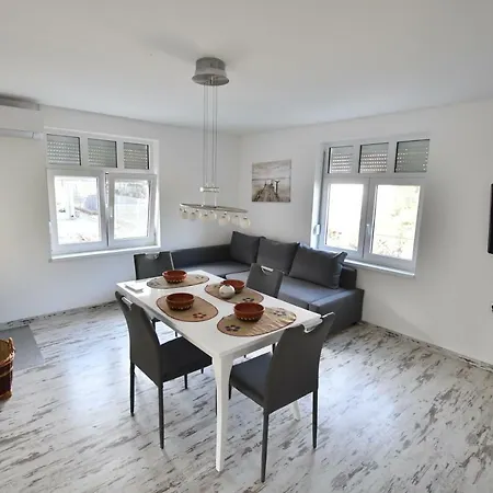 Apartment Domacinstvo Jovic *